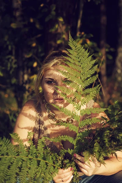 Retrato de uma bela jovem mulher. — Fotografia de Stock