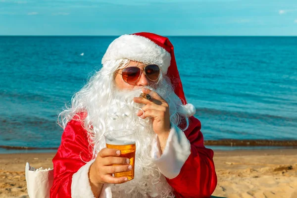 Święty Mikołaj na plaży. — Zdjęcie stockowe