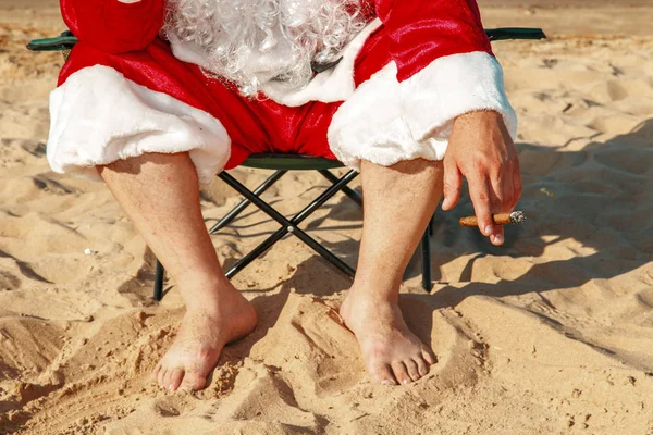 산타 클로스는 해변에서 휴식. — 스톡 사진