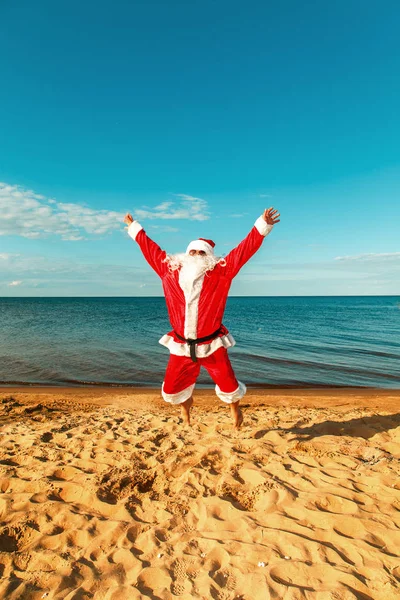 Noel Baba sahilde atlar.