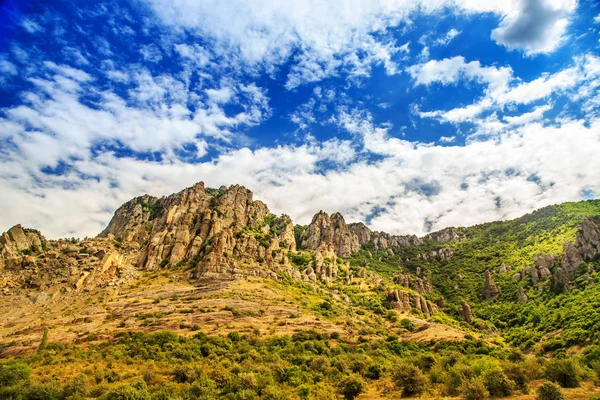 Ghosts üzerinde Mount Demerdzh Vadisi.