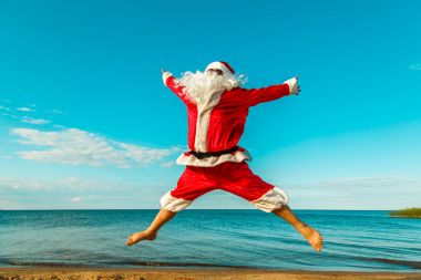 Noel Baba sahilde atlar.