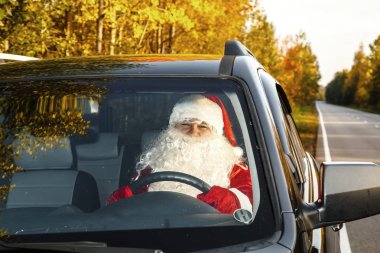 Otantik Noel Baba. Noel Baba bir araba kullanıyor.