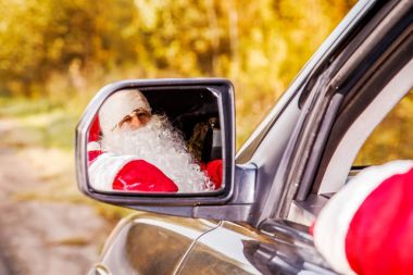Otantik Noel Baba. Noel Baba bir araba kullanıyor.