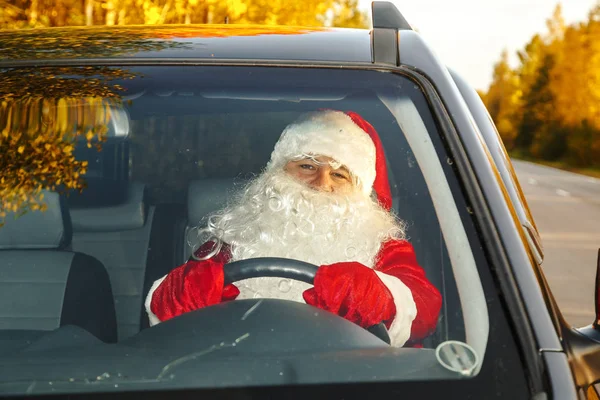 Autentyczny Święty Mikołaj. Santa Claus jeździ samochód. — Zdjęcie stockowe