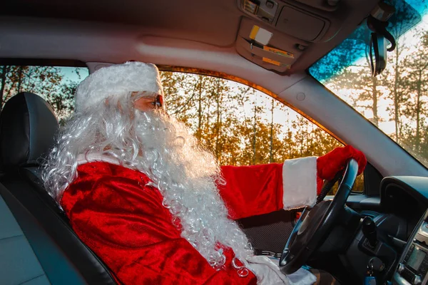 Pai Natal autêntico. Pai Natal dirige um carro . — Fotografia de Stock