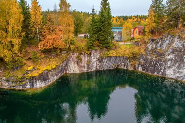 Terk edilmiş mermer Kanyon. Harika sonbahar manzara.