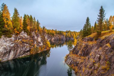 Terk edilmiş mermer Kanyon. Harika sonbahar manzara.