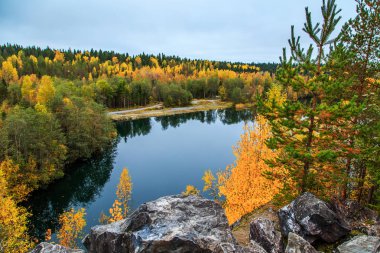Terk edilmiş mermer Kanyon. Harika sonbahar manzara.