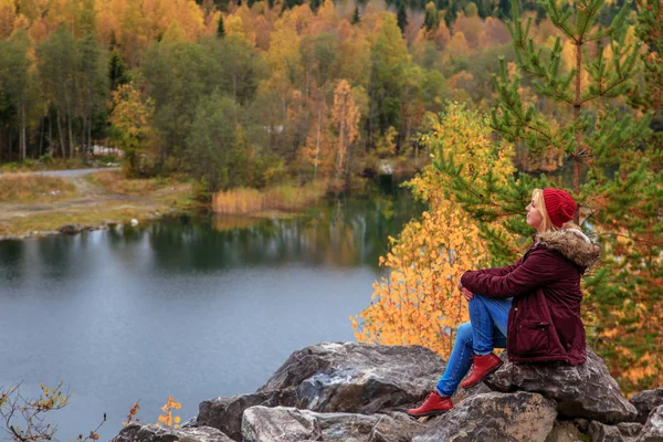 大理石の峡谷の山湖を見て女の子の観光. — ストック写真