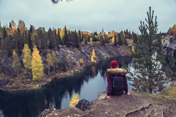 Menina turista olha para lago de montanha em Marble Canyon . — Fotografia de Stock