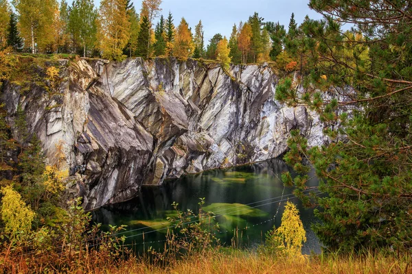 Opuštěný mramorový kaňon. Super podzimní krajina. — Stock fotografie