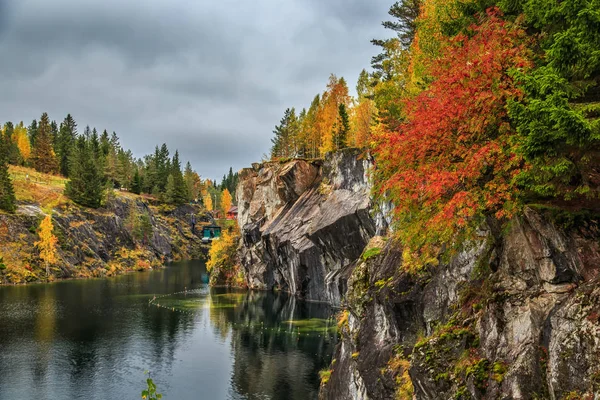 Opuštěný mramorový kaňon. Super podzimní krajina. — Stock fotografie