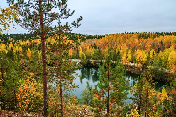 Cañón de mármol abandonado. Impresionante paisaje de otoño . — Foto de Stock