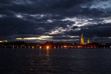 Peter ve Paul Katedrali gece görünümü.