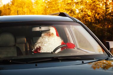 Otantik Noel Baba. Noel Baba bir araba kullanıyor.