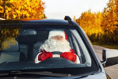 Otantik Noel Baba. Noel Baba bir araba kullanıyor.
