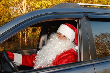 Otantik Noel Baba. Noel Baba bir araba kullanıyor.
