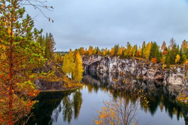 Terk edilmiş mermer Kanyon. Harika sonbahar manzara.