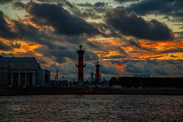 Rostraal kolommen op Vasilievsky eiland tijdens de witte nachten. — Stockfoto