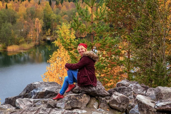 Девушка-туристка смотрит на горное озеро в Мраморном Каньоне . — стоковое фото