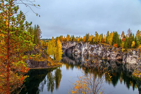 Terk edilmiş mermer Kanyon. Harika sonbahar manzara.