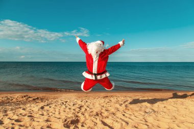 Noel Baba sahilde atlar.