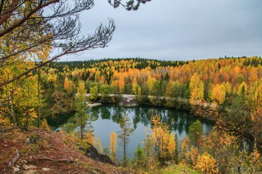 Terk edilmiş mermer Kanyon. Harika sonbahar manzara.