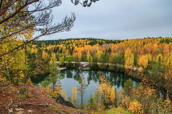 Terk edilmiş mermer Kanyon. Harika sonbahar manzara.