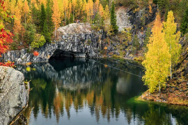 Opuštěný mramorový kaňon. Super podzimní krajina. — Stock fotografie