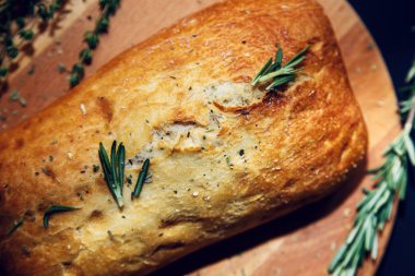 Geleneksel İtalyan ciabatta ekmeği otlar ile.
