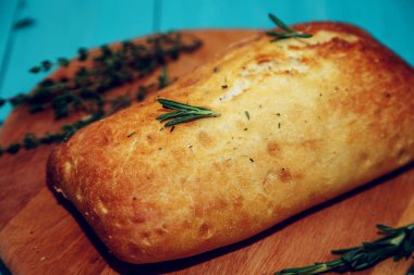 Geleneksel İtalyan ciabatta ekmeği otlar ile.