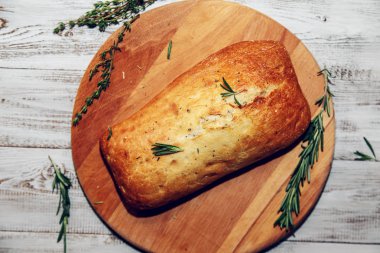 Geleneksel İtalyan ciabatta ekmeği otlar ile.