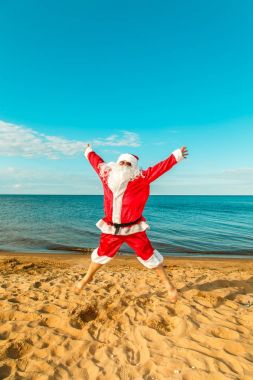 Noel Baba sahilde atlar.
