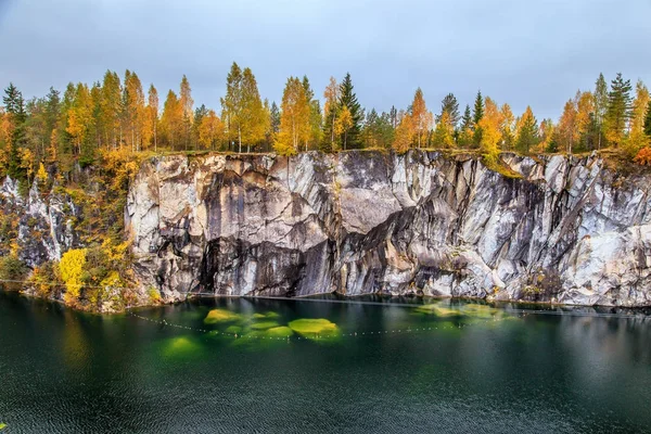 Cañón de mármol abandonado. Impresionante paisaje de otoño . — Foto de Stock