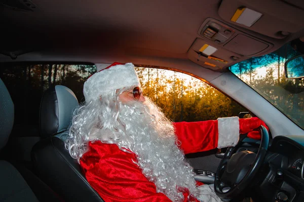 Autentyczny Święty Mikołaj. Santa Claus jeździ samochód. — Zdjęcie stockowe