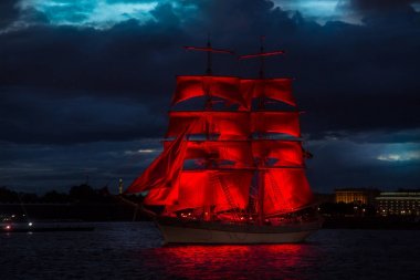 Brig Neva nehrinde scarlet yelkenli. 