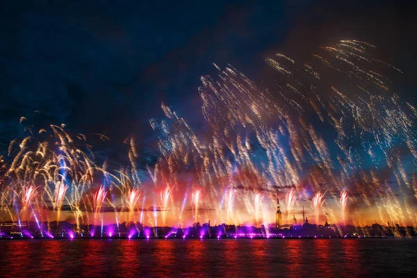 Fogos de artifício coloridos em São Petersburgo . — Fotografia de Stock