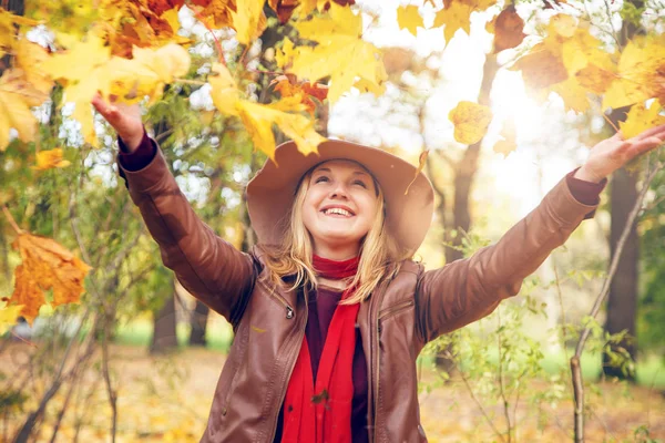 Giovane donna in un parco autunnale . — Foto Stock