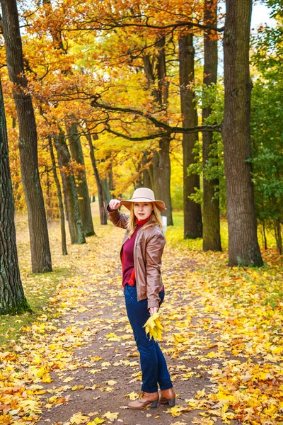 Portrét ženy v podzimní park. — Stock fotografie
