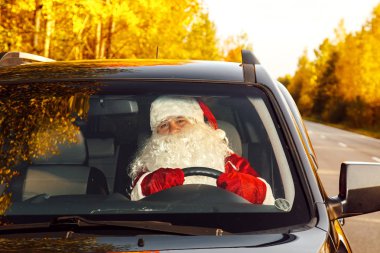 Otantik Noel Baba. Noel Baba bir araba kullanıyor.