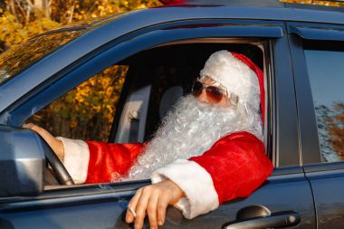 Otantik Noel Baba. Noel Baba bir araba kullanıyor.