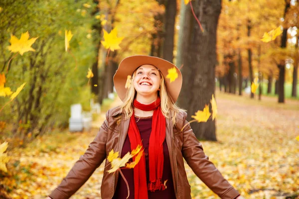 Giovane donna in un parco autunnale . — Foto Stock