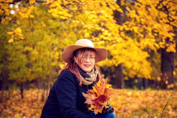 Portret van een vrouw in een herfst park. — Stockfoto