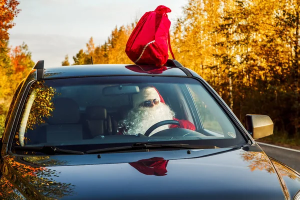 Santa jest niosąc dary. — Zdjęcie stockowe