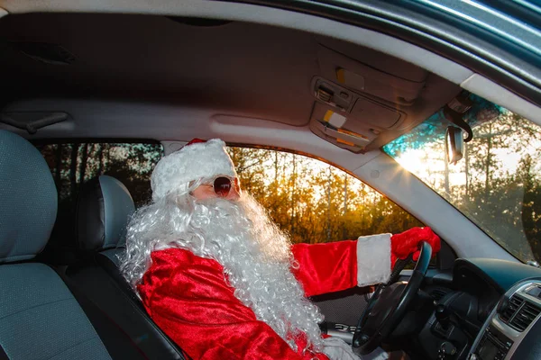 Pai Natal autêntico. Pai Natal dirige um carro . — Fotografia de Stock
