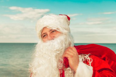 Noel Baba hediye sahilde bir torba ile. 