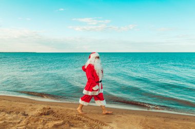 Noel Baba hediye sahilde bir çanta. Bedeni sembolü