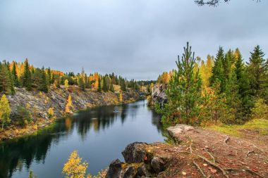 Terk edilmiş mermer Kanyon. Harika sonbahar manzara.