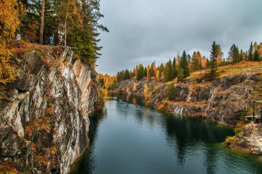 Terk edilmiş mermer Kanyon. Harika sonbahar manzara.